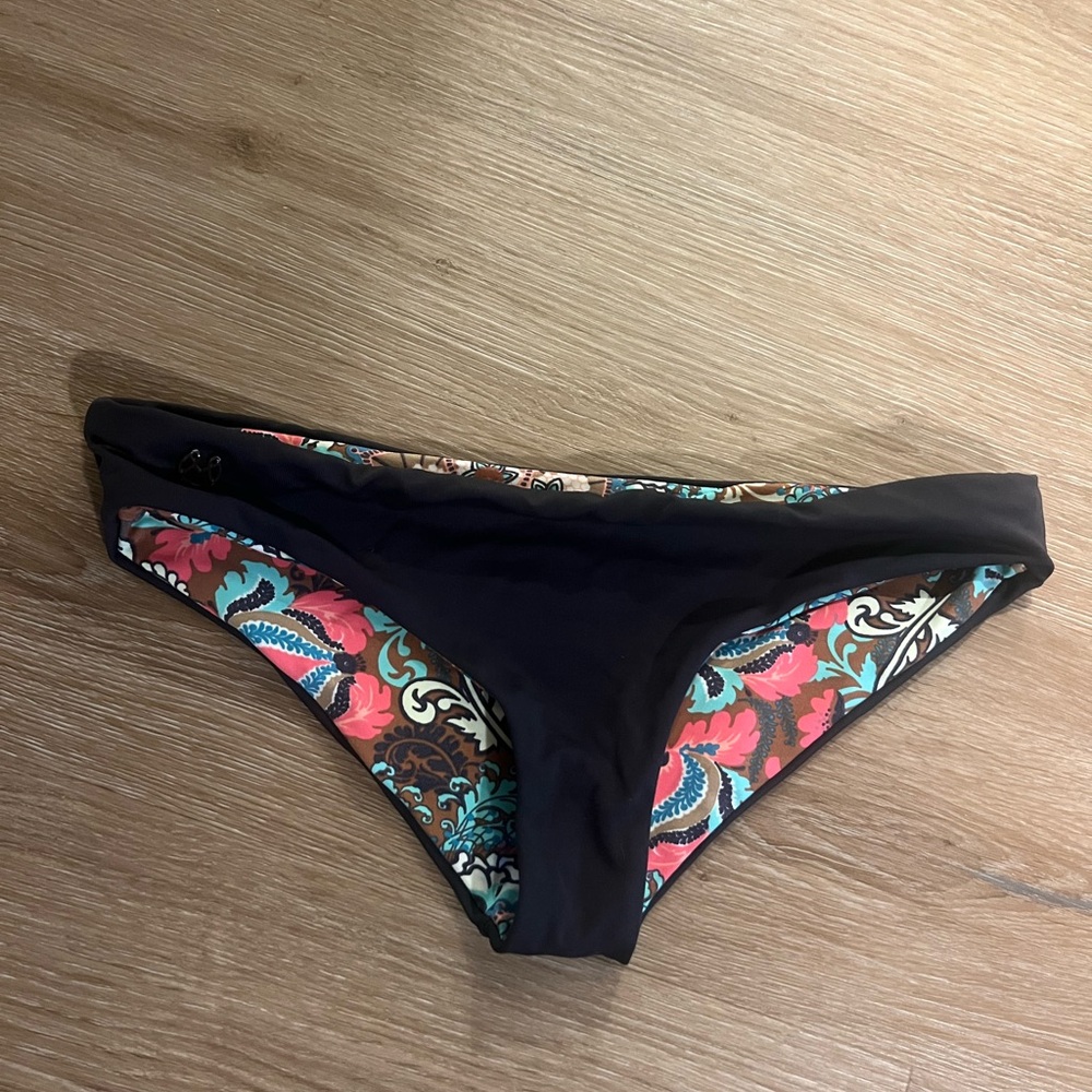 Maaji swim bottoms. Reversible. Black.